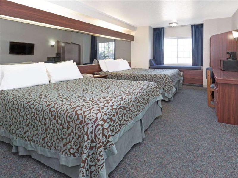 Days Inn & Suites By Wyndham Greeley Exteriör bild