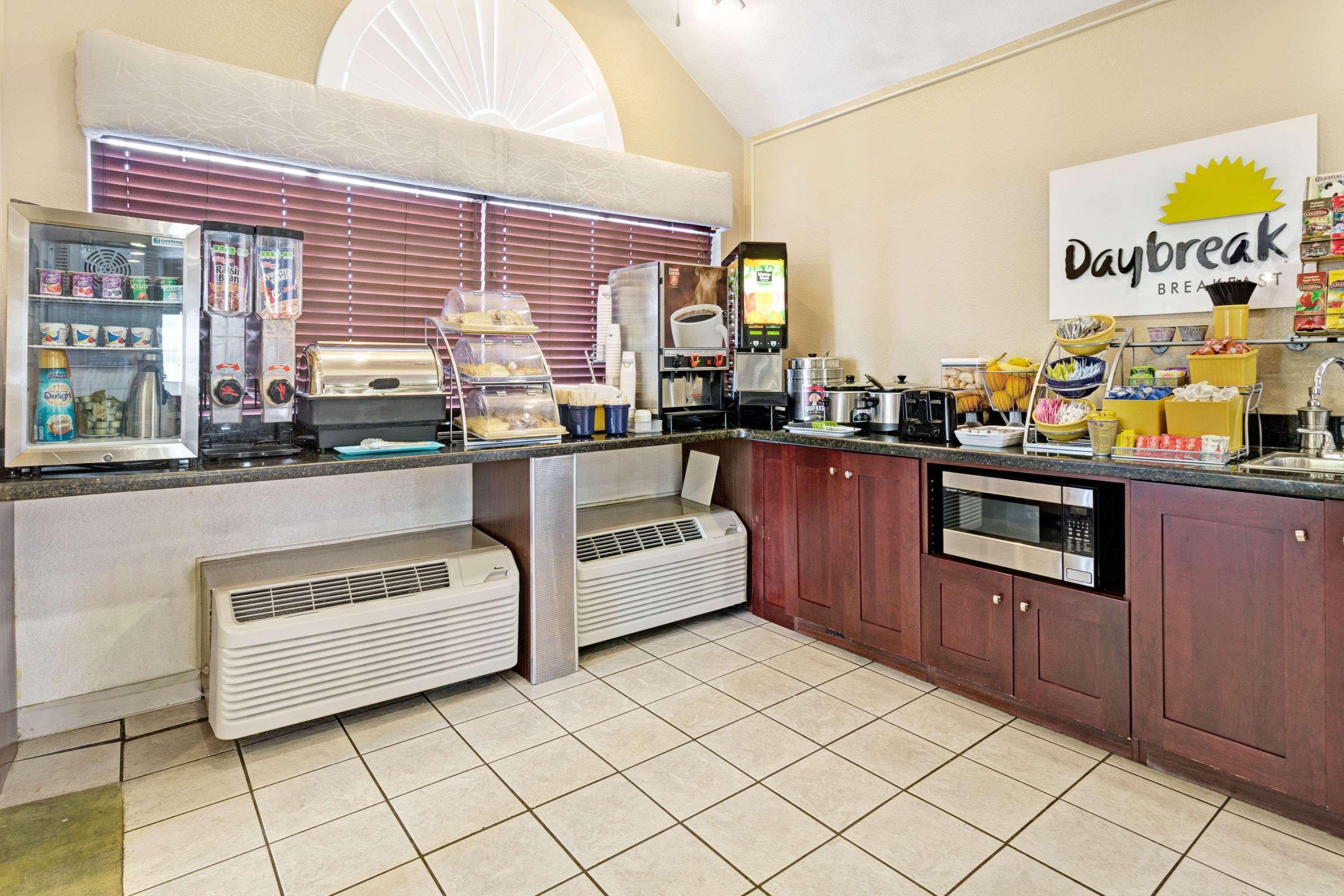 Days Inn & Suites By Wyndham Greeley Exteriör bild