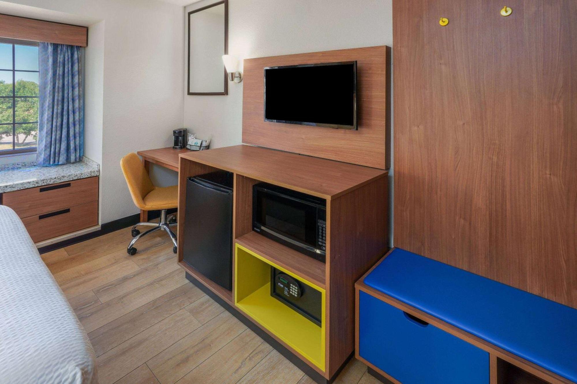 Days Inn & Suites By Wyndham Greeley Exteriör bild
